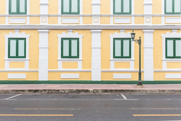 Pared Amarilla Del Edificio Con Ventana Verde Hay Poste Electricidad — Foto de Stock