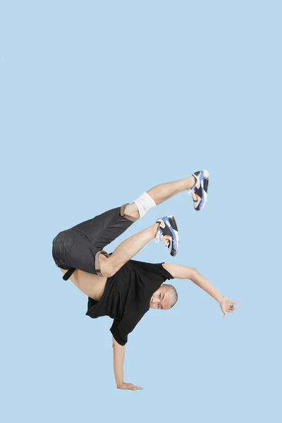 Male Break Dancer Performing Handstand Blue Background — Stock Photo, Image