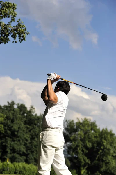 Homem Jogando Golfe Dia Ensolarado — Fotografia de Stock