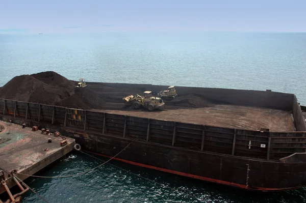 运输煤炭的大型船艇 — 图库照片
