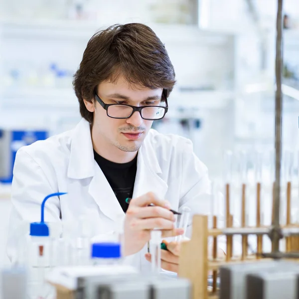 Joven Investigador Estudiante Química Que Lleva Cabo Investigación Científica Laboratorio — Foto de Stock