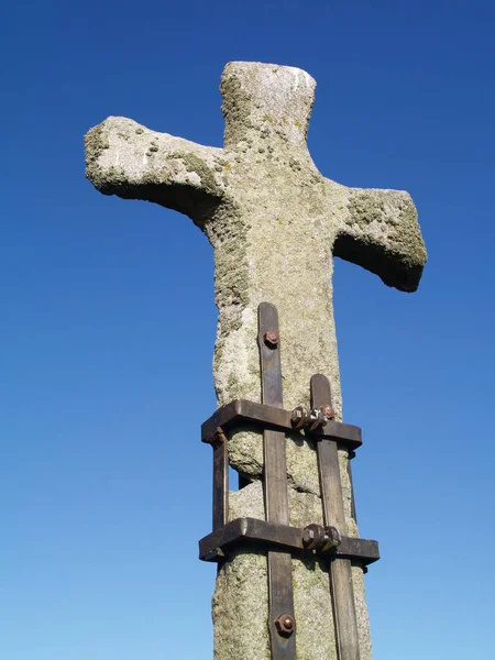 Starý Kamenný Kříž Proti Modrému Nebi — Stock fotografie