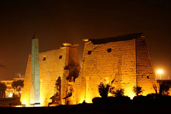 夜のエジプトのルクソール寺院の眺め — ストック写真