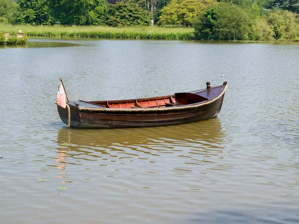 Łódź Wiosłowa Adrift Jeziorze — Zdjęcie stockowe