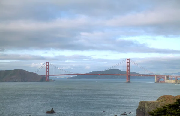 Bulutlu Bir Günde San Francisco Körfezinde Golden Gates Köprüsü — Stok fotoğraf