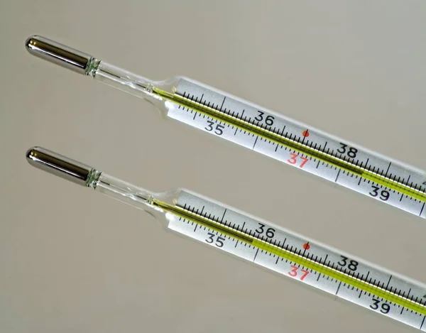 Два Клінічні Термометри Відзначені Цельсій Градусах Один Показує Температуру Тіла — стокове фото
