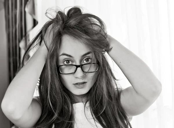 メガネで乱れた髪の若い女性 — ストック写真