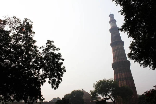 Qutub Minar Mit Silhouette Blättern — Stockfoto