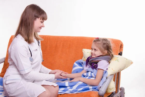 Médico Pediatra Examina Niño Enfermo Casa — Foto de Stock