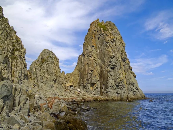 Βράχια Στην Ακτή Της Θάλασσας Ένα Θερινό Τοπίο — Φωτογραφία Αρχείου