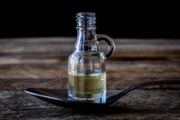 Бутылка Масла Фруктами Овощами Старом Столе — стоковое фото