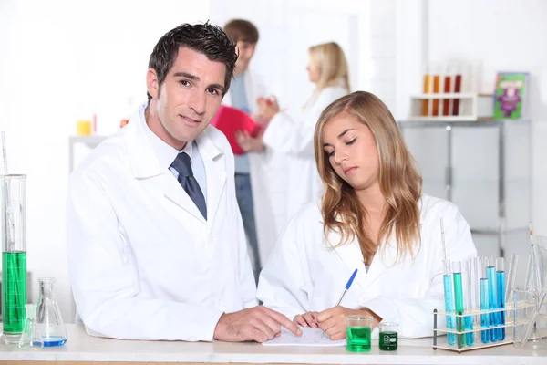 Estudiante Profesor Clase Química — Foto de Stock