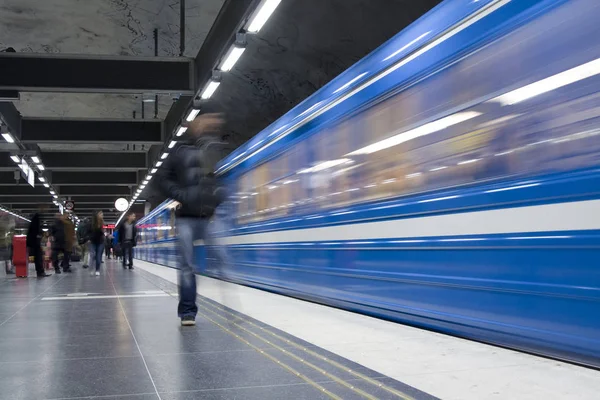 Personas Borrosas Avanzando Estación Metro —  Fotos de Stock