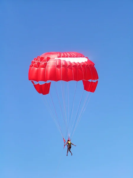 소녀는 보트에 견인되는 낙하산에 — 스톡 사진