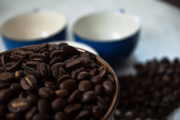 Closeup Coffee Beans Copper Pot Indigo Blue Coffee Cups — Stock Photo, Image
