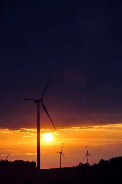 Turbiny Wiatrowe Podczas Pięknego Zachodu Słońca — Zdjęcie stockowe