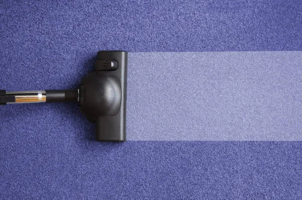 真空吸尘器清洁概念的显示房子的地板上 — 图库照片