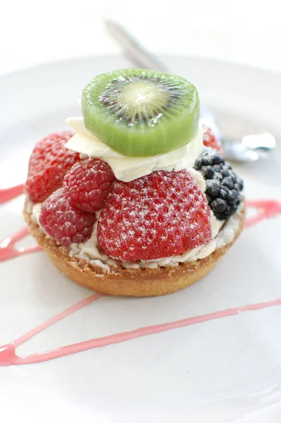 Sahnetorte Mit Beeren Und Kiwi — Stockfoto