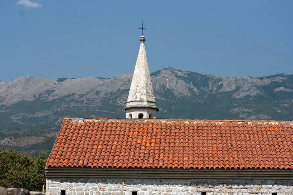 Ostrá Střešní Věž Kostela Schované Střeše Černá Hora Budva — Stock fotografie