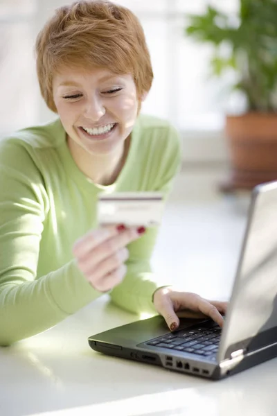 Lächelnde Junge Frau Beim Online Shopping Mit Kreditkarte Und Laptop — Stockfoto