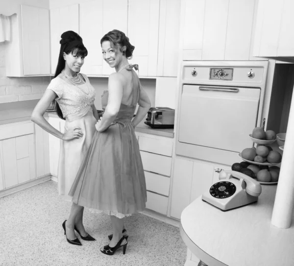 Glückliche Kaukasische Hausfrauen Einer Retro Küche Mit Der Hand Auf — Stockfoto