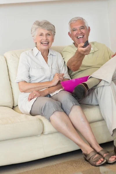 幸福的老年夫妇在客厅的沙发上看电视 — 图库照片