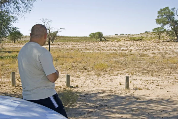 Viaggiatore Seduto Sul Cofano Del Suo Veicolo Nel Kalahari — Foto Stock