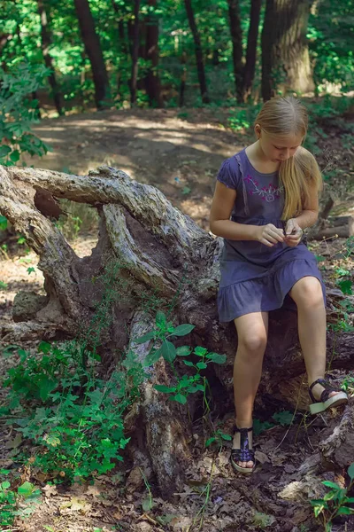 Chica Sentada Tronco Árbol Bosque — Foto de Stock