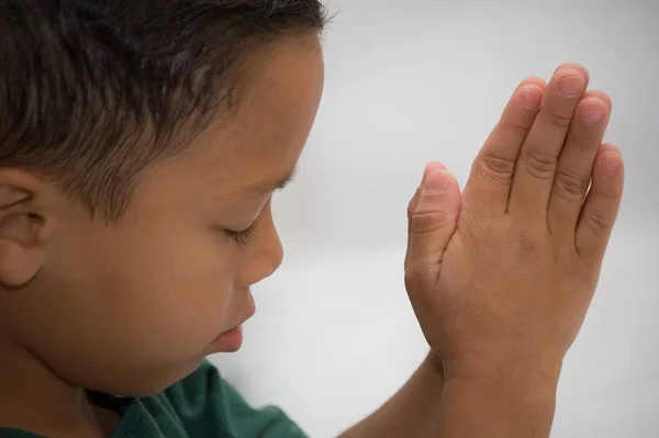 Küçük Bir Çocuk Tanrı Dua Ediyor — Stok fotoğraf