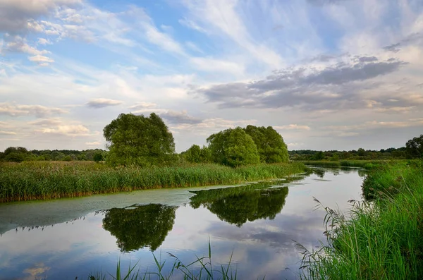 Letní Krajina Řekou Ohyb Skici Mraky Odráží Vodě — Stock fotografie