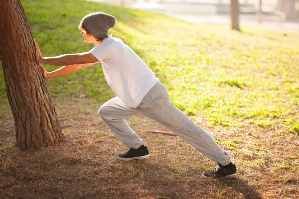 Ung Man Porträtt Stretching Efter Jogging — Stockfoto