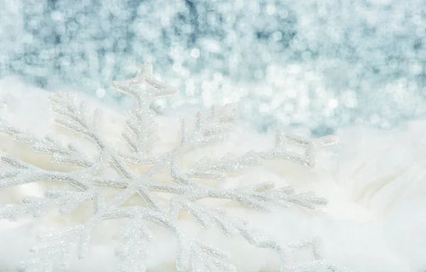 大きな雪の結晶をクローズ アップ 背景のボケ味 調色は青です — ストック写真