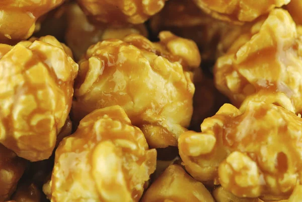 Close Weergave Van Smakelijke Karamel Popcorn Geïsoleerd Witte Achtergrond — Stockfoto
