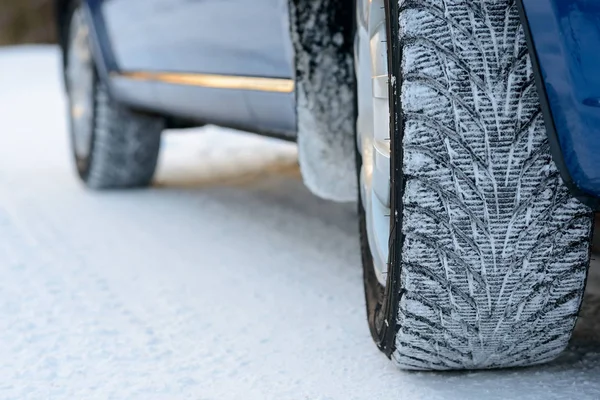 Imagem Close Pneu Carro Inverno Estrada Nevado Conduzir Conceito Seguro — Fotografia de Stock