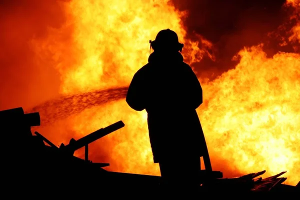 Fireman Fighting Raging Fire Huge Flames Burning Timber — Stock Photo, Image