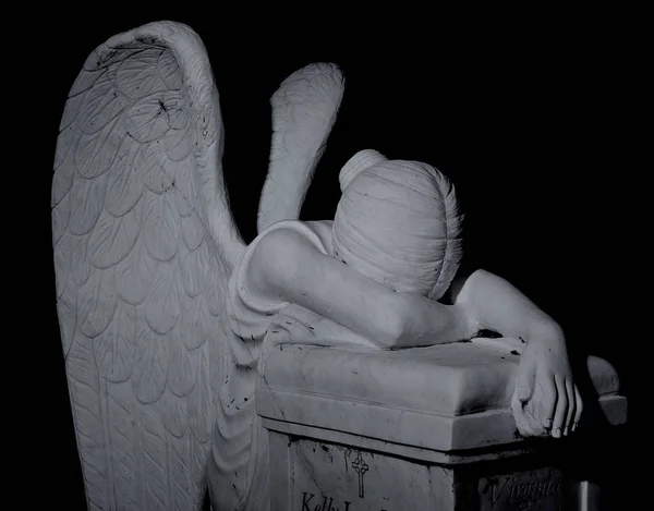 Grafsteen Van Een Gevleugelde Engel Die Doden Huilt — Stockfoto