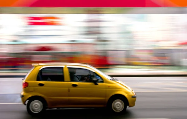 Carro Amarelo Passar Pelo Centro Cidade Desfoque Movimento Foi Usado — Fotografia de Stock