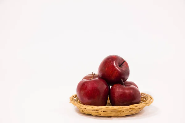 白の背景に隔離されたウィッカーバスケットに赤いリンゴを熟す — ストック写真
