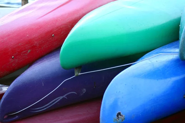 海岸に積み重ねられたカラフルなカヌー — ストック写真