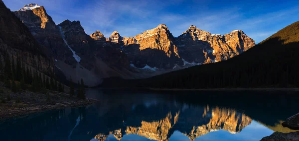Στη Λίμνη Moraine Είναι Παγωμένες Λίμνη Μπανφ Αλμπέρτα Του Καναδά — Φωτογραφία Αρχείου