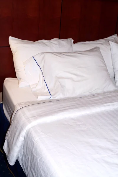 Hotel Bed Clean White Linens — Stock Photo, Image