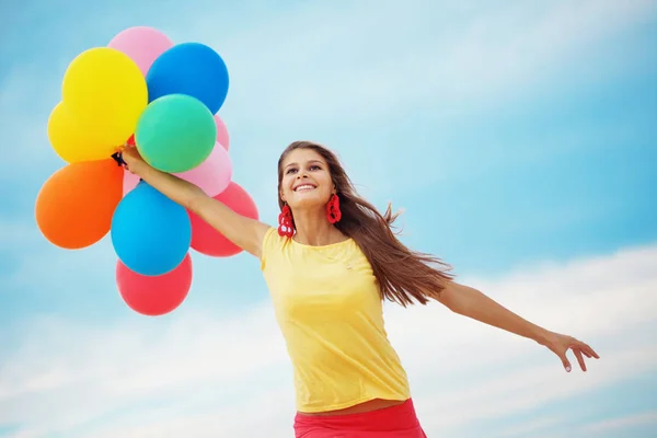 Fille Heureuse Tenant Tas Ballons Air Coloré Plage — Photo