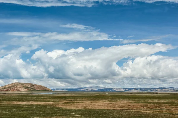 Пейзаж Высокогорными Облаками Озера Горами Солнечный День — стоковое фото