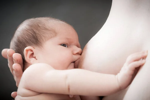 Niño Recién Nacido Come Leche Del Pecho Madre —  Fotos de Stock