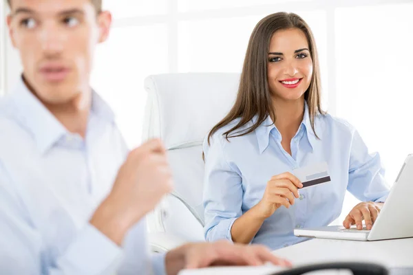 Junge Schöne Geschäftsfrau Mit Kreditkarte Büro — Stockfoto