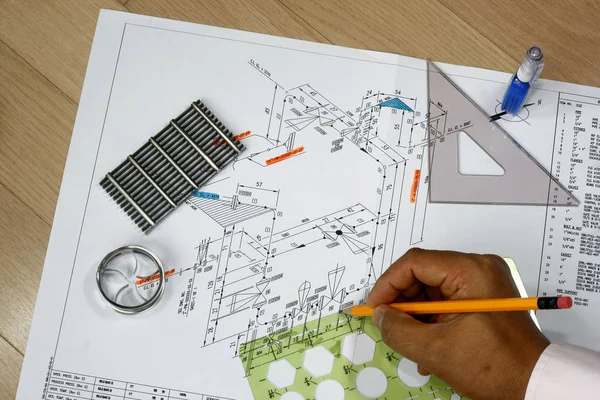 绘图员在工作与他的工具设计计划 铅笔管道和仪器图 — 图库照片