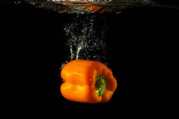 Farbig Orangefarbener Paprika Wasser Spritzt Auf Schwarzem Hintergrund — Stockfoto