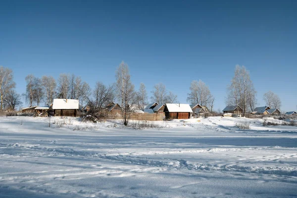 Будівлі Снігу Березі Річки — стокове фото