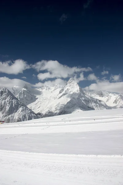 在冬天的季节 高加索 俄罗斯雪山滑雪和旅游度假酒店 — 图库照片
