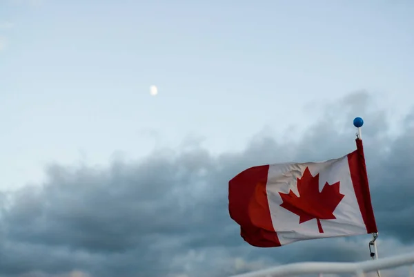 Kanada Flagga Blåser Högt Himlen Mot Molnig Himmel Skjuten Kvällen — Stockfoto